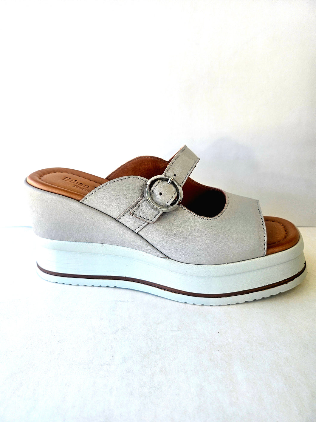 SOHO off white wedge