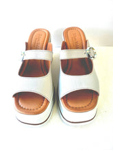 Load image into Gallery viewer, SOHO off white wedge
