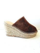 Load image into Gallery viewer, VINEYARD CLOG - Tan suede
