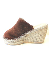 Load image into Gallery viewer, VINEYARD CLOG - Tan suede
