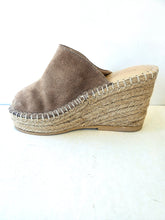 Load image into Gallery viewer, VINEYARD CLOG - Taupe suede
