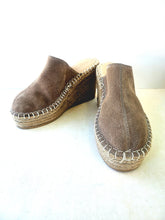 Load image into Gallery viewer, VINEYARD CLOG - Taupe suede

